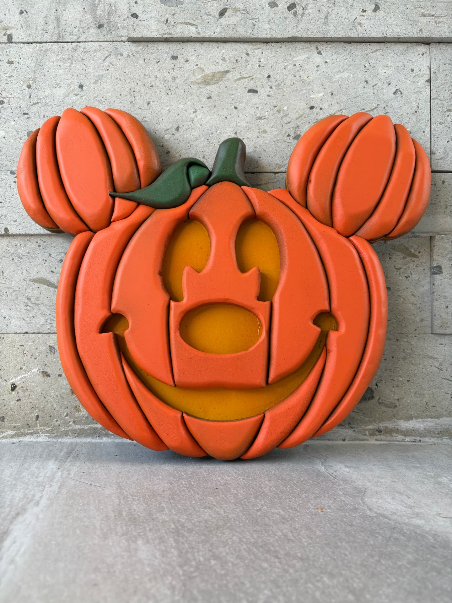 Obra escultórica en madera por capas: Spooky Mickey Pumpkin