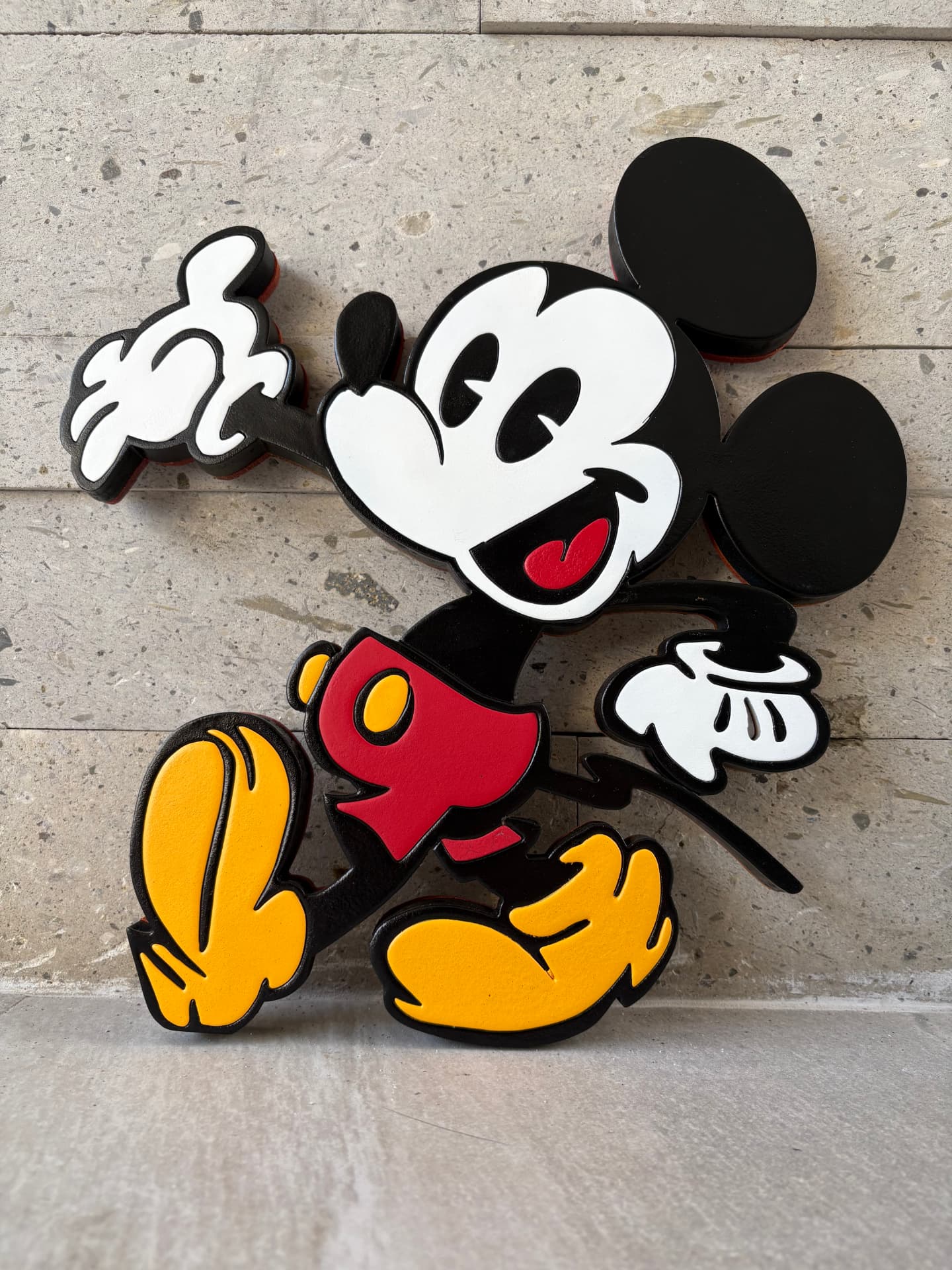 Obra escultórica en madera por capas: Mickey Retro