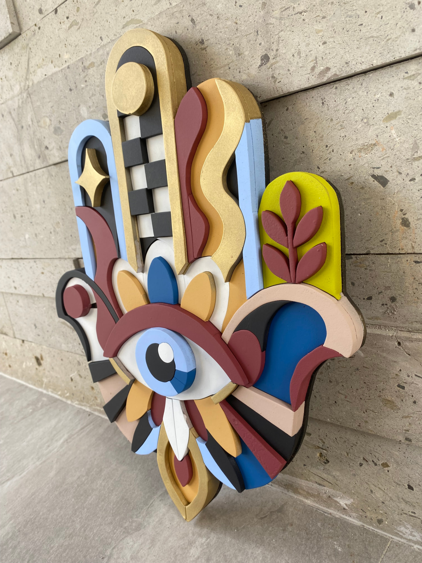 Escultura en madera por capas: Mano de Fátima